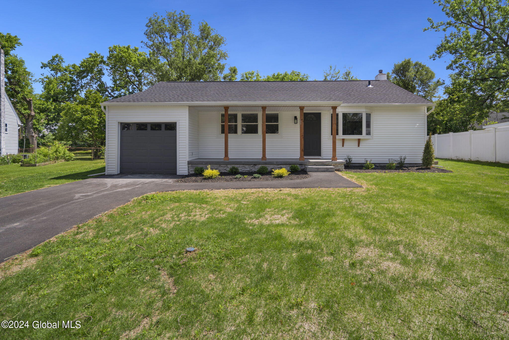 Jeffrey Ln, Albany, NY 12211