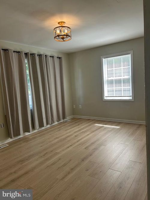 1300 Clatterbuck Ln, AMISSVILLE, VA, 20106-2010 | Card Image