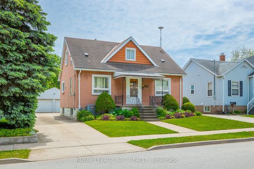 5742 Robinson St, Niagara Falls, ON, L2G2B2 | Card Image