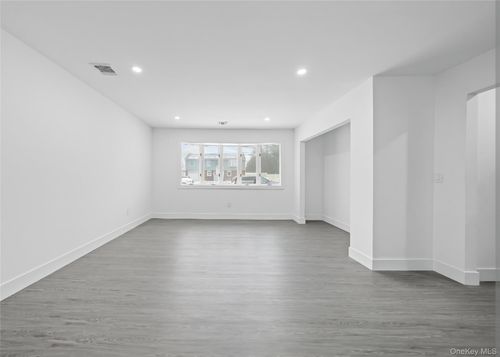 200 Irish Ln, Islip Terrace, NY, 11752-2115 | Card Image