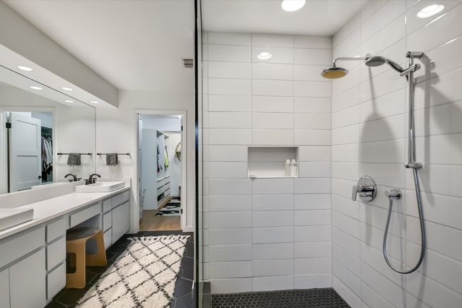 Updated ensuite bathroom | Image 18