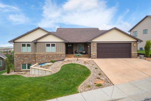 527 Enchanted Pines Dr, Rapid City, SD, 57701-9262 | Card Image
