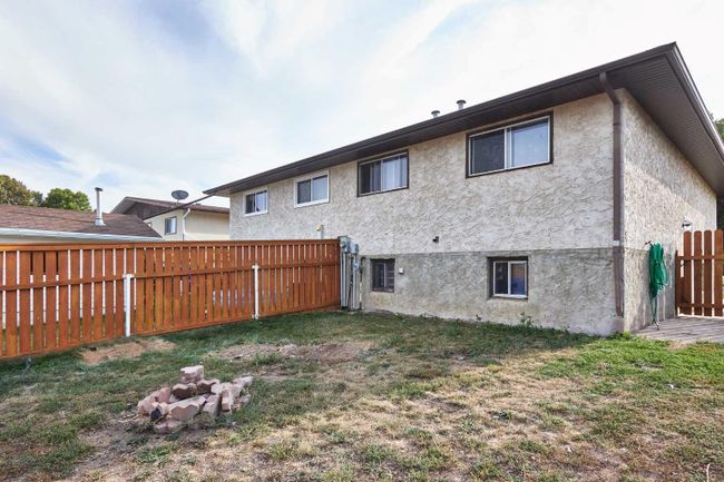 84 Cameron Road Se, Home with 3 bedrooms, 2 bathrooms and 3 parking in Medicine Hat AB | Image 4