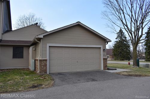 7901 Lawrence, West Bloomfield, MI, 48322-2637 | Card Image