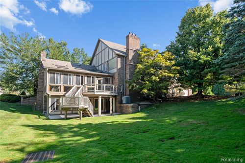 3377 Indian Summer Dr, Bloomfield Hills, MI, 48302-1230 | Card Image