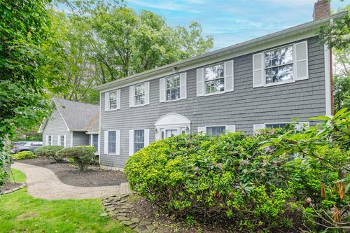 32 Niagara St, Miller Place, NY, 11764-2615 | Card Image