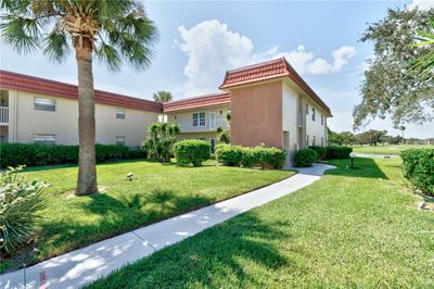 101 - 76 Royal Oak Drive, Home with 2 bedrooms, 2 bathrooms and null parking in Vero Beach FL | Image 2