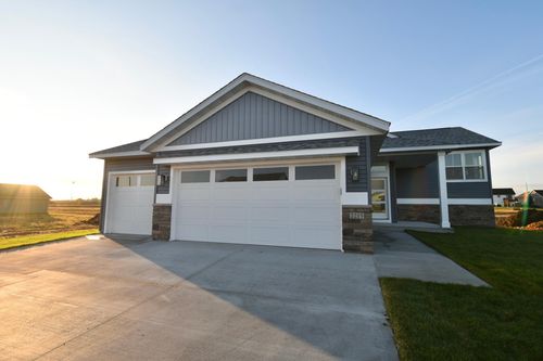 2215 Elk Run Dr Se, Pine Island, MN, 55963-2824 | Card Image