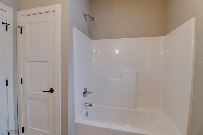 Guest Bedroom Tub Shower Combo | Image 25
