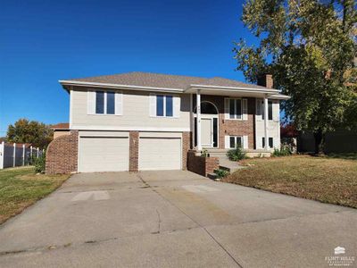 403 Arapahoe Court, House other with 3 bedrooms, 2 bathrooms and null parking in Junction City KS | Image 1