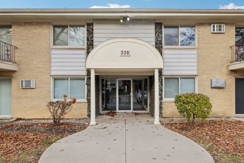 apt-4-530 Chase Dr, Clarendon Hills, IL, 60514-1768 | Card Image
