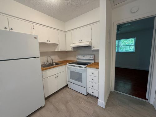 apt-6-810 Se 18th St, Fort Lauderdale, FL, 33316-2951 | Card Image
