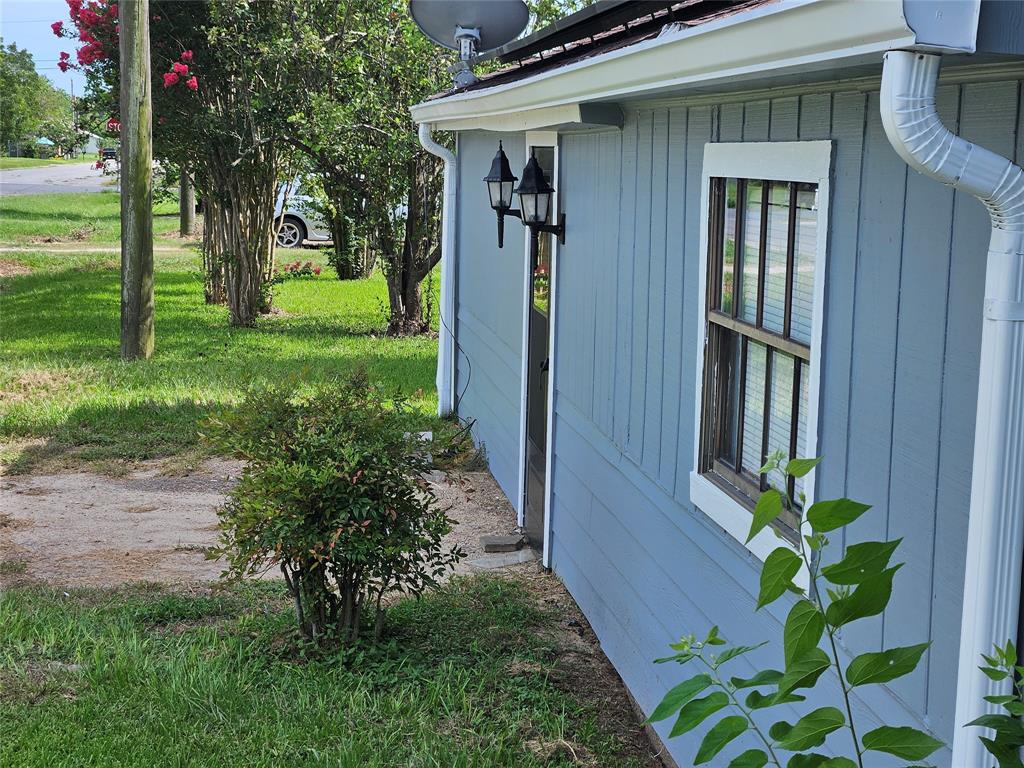 Erskine St, Angleton, TX 77515