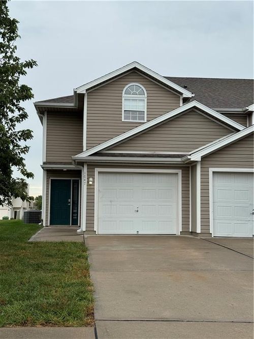 1647 Highland Dr, Lees Summit, MO, 64081-3525 | Card Image