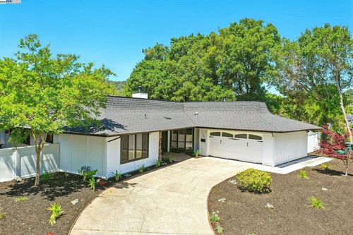 100 Country Club Dr, Novato, CA, 94949-5866 | Card Image