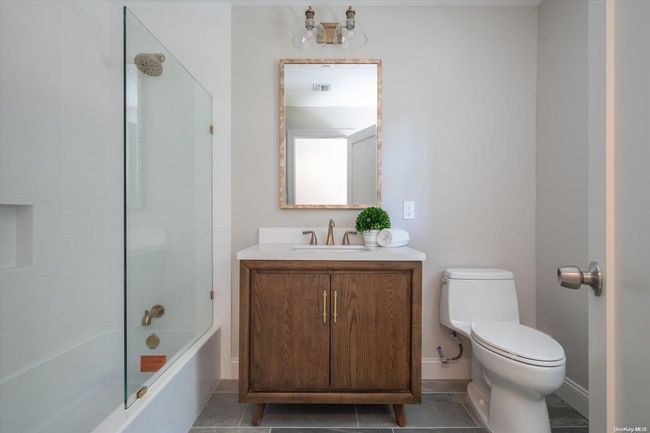Guest Bathroom wth Shower | Image 22