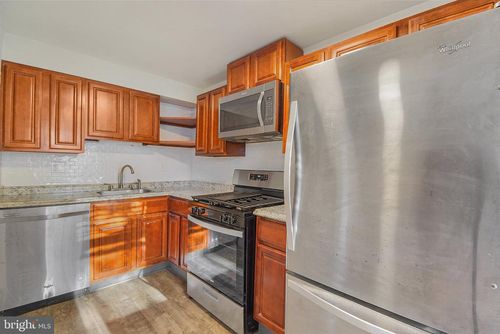 913 Maple Ave, GLENOLDEN, PA, 19036-1116 | Card Image