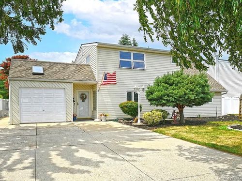 18 Wheelbarrow Lane, Hempstead, NY, 11793 | Card Image
