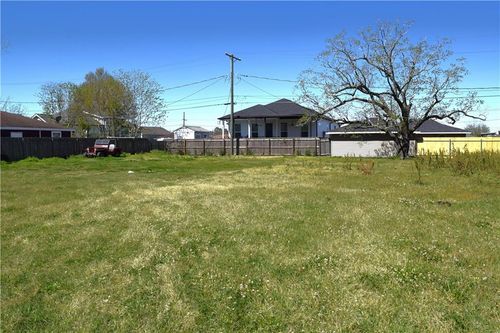 70 Packenham Ave, Chalmette, LA, 70043-4332 | Card Image