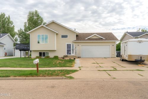 3008 Belgian Bnd Se, Mandan, ND, 58554-5141 | Card Image