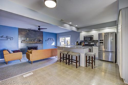 583 Manchester St, Madison Heights, MI, 48071-2122 | Card Image