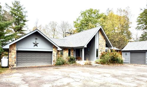 122 Waterfront Dr, Greentown, PA, 18426-2611 | Card Image