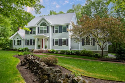 9 Deerhaven Dr, Exeter, NH, 03833-7505 | Card Image