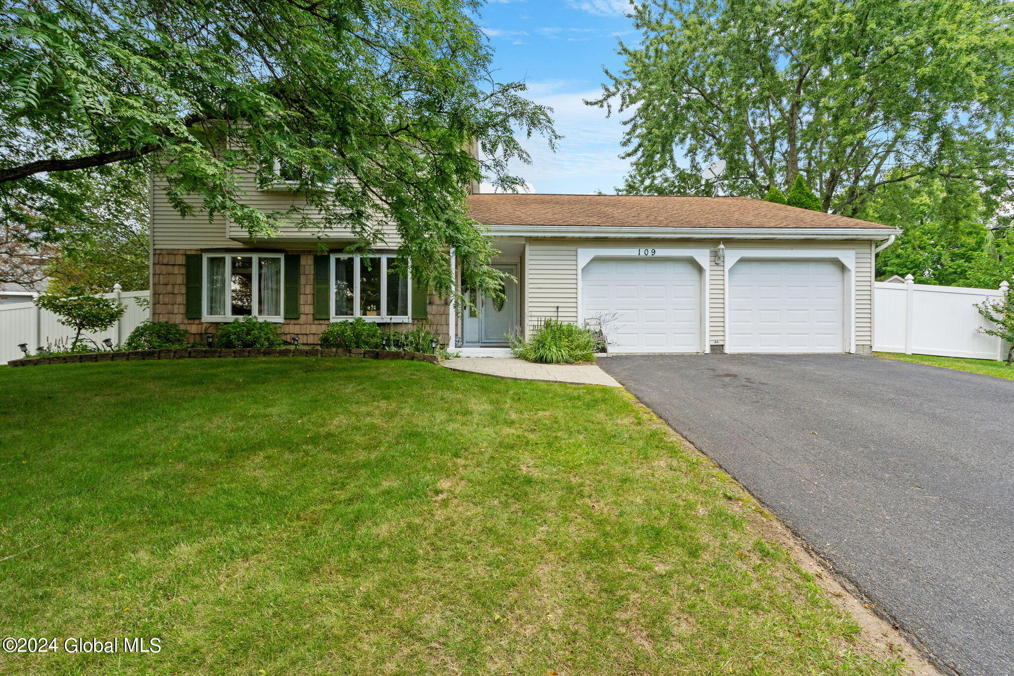 Glengerry Cir, Cohoes, NY 12047
