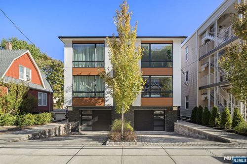 391 Undercliff Ave, Edgewater, NJ, 07020-1216 | Card Image