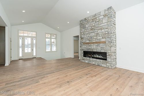 1904 Sandy Shores Dr, Oxford, MI, 48371-4354 | Card Image