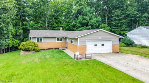8276 Marianna Blvd, Broadview Heights, OH, 44147-2137 | Card Image