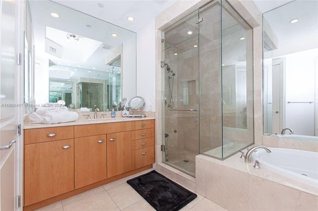 APT-104 - 6000 Island Blvd, Condo with 2 bedrooms, 2 bathrooms and null parking in Aventura FL | Image 24