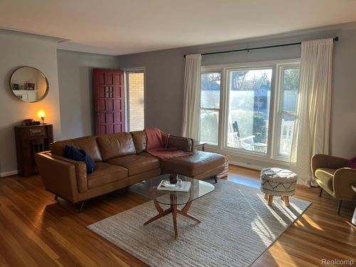 1820 Evergreen Dr, Royal Oak, MI, 48073-3911 | Card Image