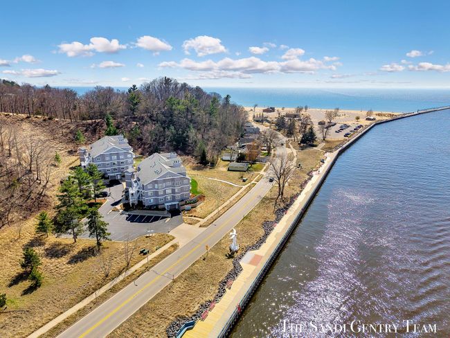UNIT-21 - 810 S Harbor Dr, Condo with 3 bedrooms, 3 bathrooms and null parking in Grand Haven MI | Image 56