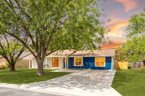 802 San Jacinto St, Lockhart, TX, 78644-3216 | Card Image