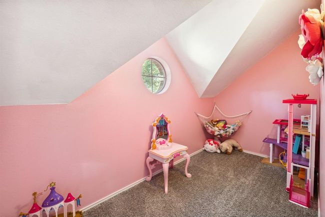 Play room behind the bed | Image 32