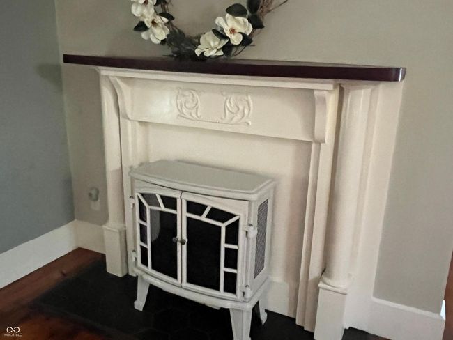 Electric Fireplace in LR does not stay | Image 16