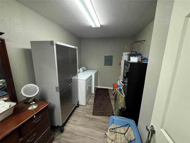 house on slab laundry and closet | Image 25