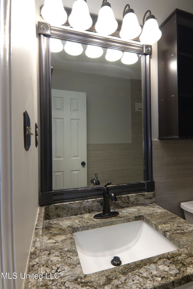 Hall Bath | Image 16