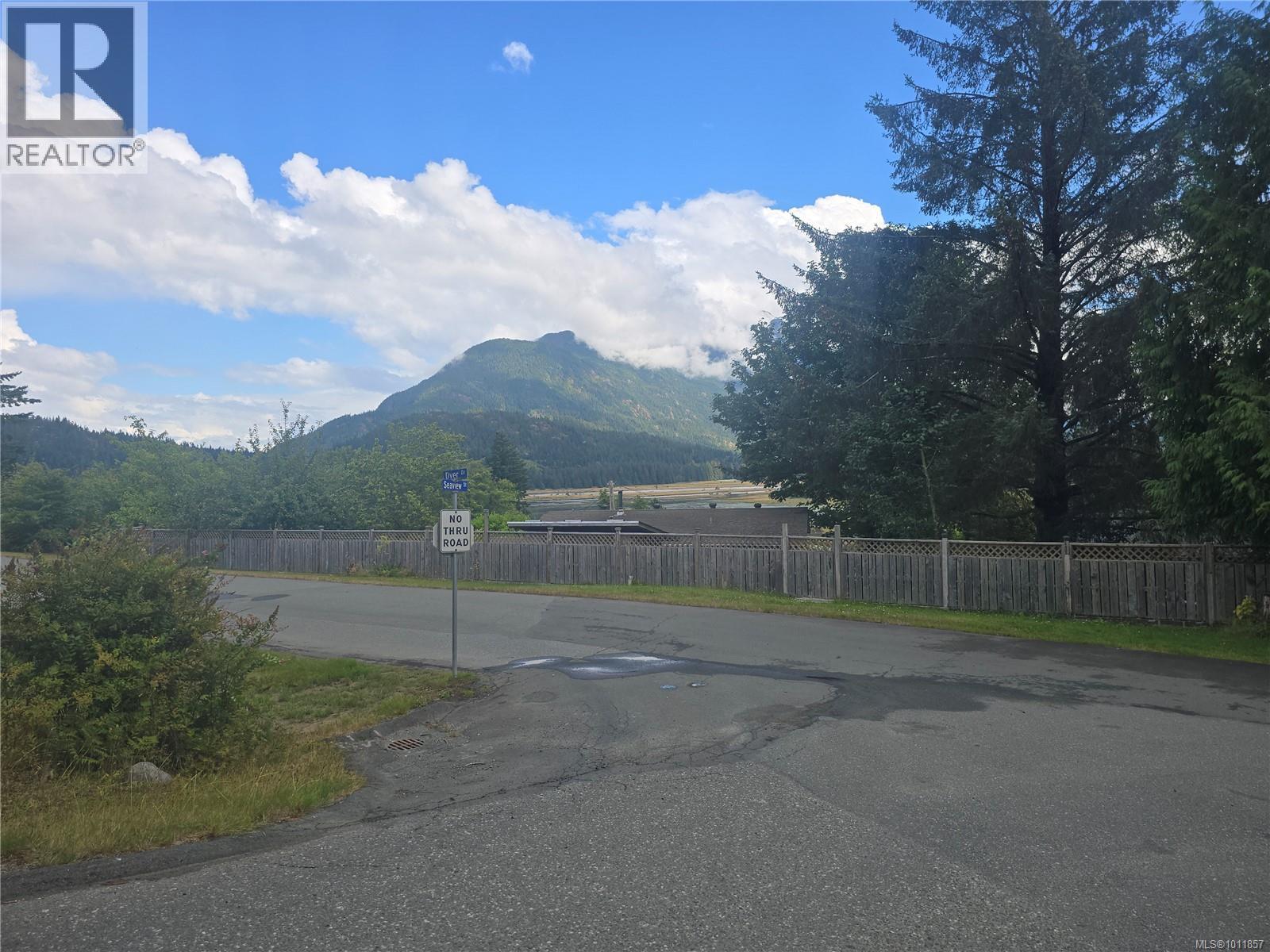 Residential in Sayward 5