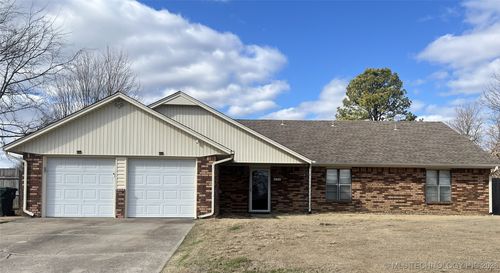 2 Foltz Pl, Muskogee, OK, 74403-6127 | Card Image