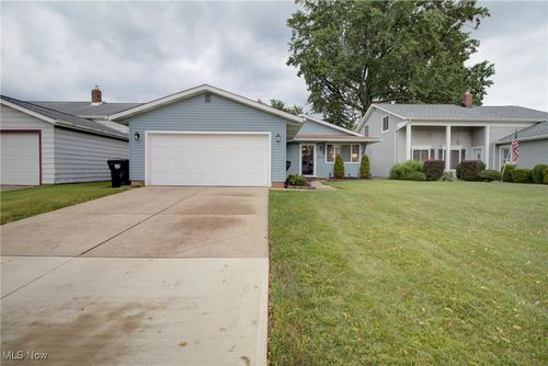 13936 Zaremba Dr, Brook Park, OH, 44142-4066 | Card Image