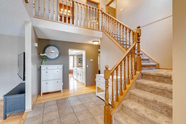 16527 Sunhaven Road Se, Home with 4 bedrooms, 2 bathrooms and 4 parking in Calgary AB | Image 2