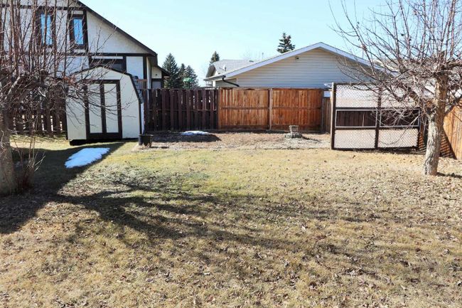 5104 38 Street, Home with 2 bedrooms, 1 bathrooms and 2 parking in Ponoka AB | Image 3
