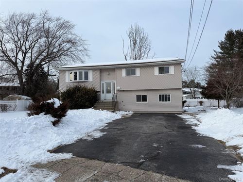 11 Mel Ct, Bay Shore, NY, 11706-3015 | Card Image
