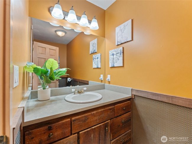 Upstairs 1/2 Bath | Image 19