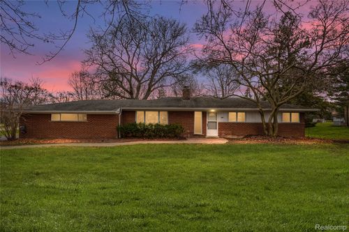 240 E Hurst Drive, Troy, MI, 48085 | Card Image