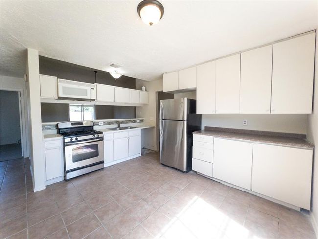 2907 Helmsley Dr, House other with 4 bedrooms, 2 bathrooms and null parking in Pearland TX | Image 4