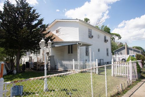 385 Clayton St, Central Islip, NY, 11722-3001 | Card Image