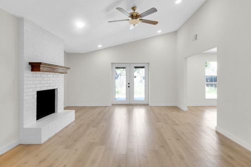 1005 Bowie St, Lockhart, TX, 78644-3210 | Card Image